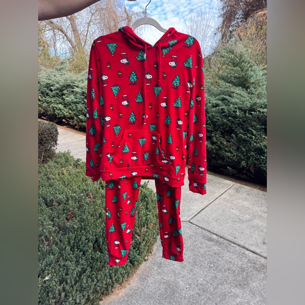 😍 Cute and Festive Peanuts Snoopy Women’s Pajamas Set